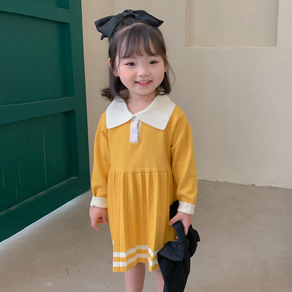 Plisseeritud seeliku ja pikkade varrukatega kootud lastekleit