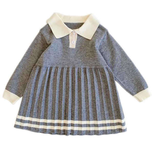 Plisseeritud seeliku ja pikkade varrukatega kootud lastekleit