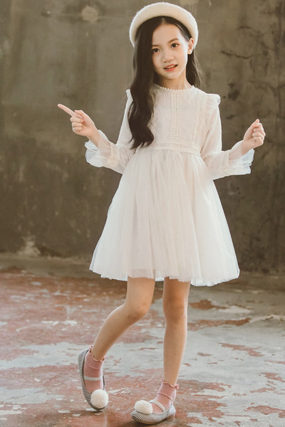 Pikkade varrukatega pitskleit tüdrukule