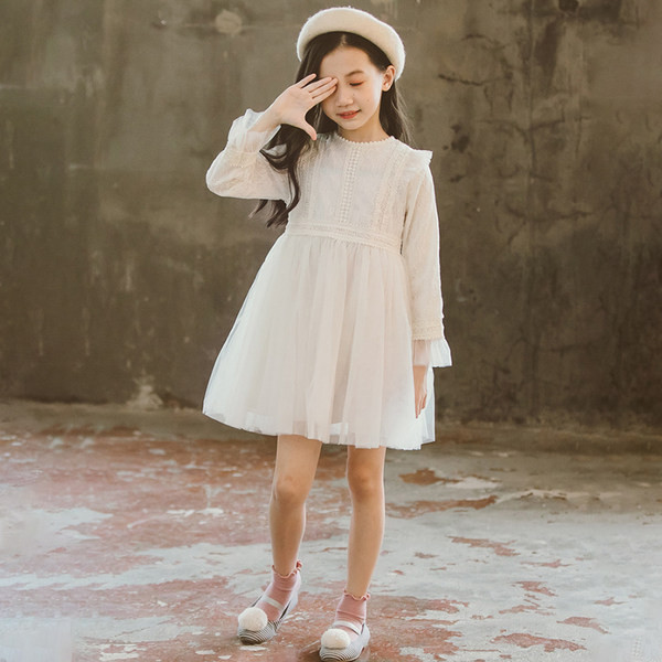 Pikkade varrukatega pitskleit tüdrukule