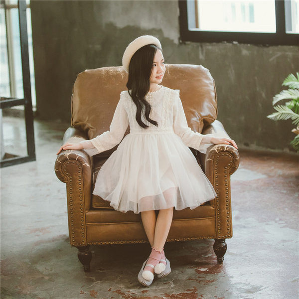 Pikkade varrukatega pitskleit tüdrukule