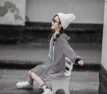 Hosszú ujjú csíkos kapucnis gyerekruha lányoknak