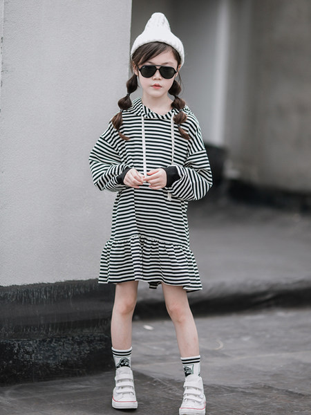 Hosszú ujjú csíkos kapucnis gyerekruha lányoknak