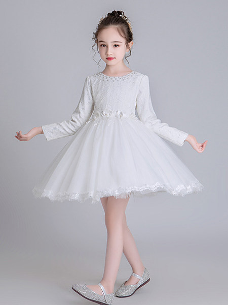 Šiuolaikinė nėriniuota suknelė ilgomis rankovėmis ir perlų puošyba