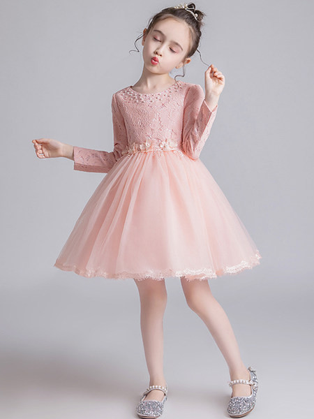 Šiuolaikinė nėriniuota suknelė ilgomis rankovėmis ir perlų puošyba