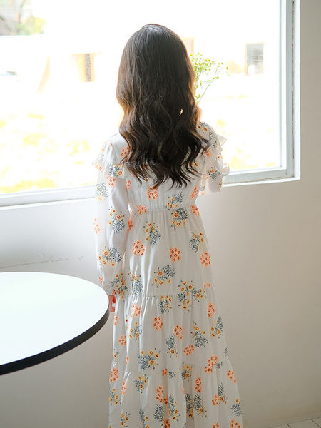 Lezser tavaszi ruha hosszú ujjal, virágos motívumokkal