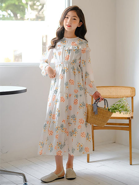 Lezser tavaszi ruha hosszú ujjal, virágos motívumokkal