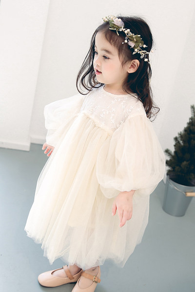 Rochie la modă din dantelă pentru fete cu mâneci bufante și decolteu oval