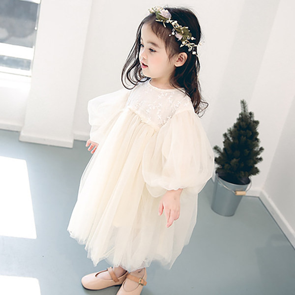 Rochie la modă din dantelă pentru fete cu mâneci bufante și decolteu oval