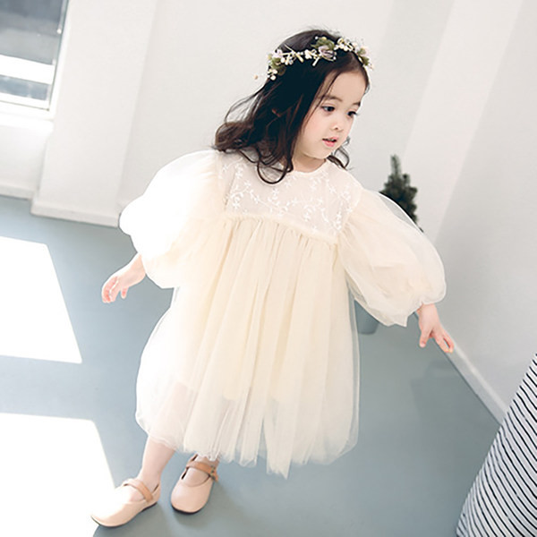 Rochie la modă din dantelă pentru fete cu mâneci bufante și decolteu oval