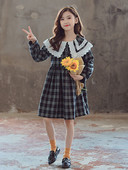 Kockás gyerekruha csipkével a gallérján