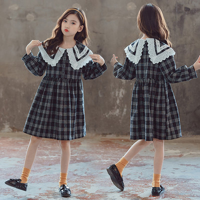 Kockás gyerekruha csipkével a gallérján