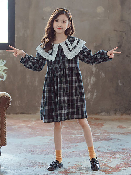 Kockás gyerekruha csipkével a gallérján