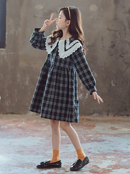 Kockás gyerekruha csipkével a gallérján