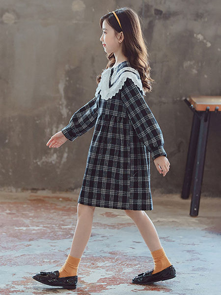 Kockás gyerekruha csipkével a gallérján