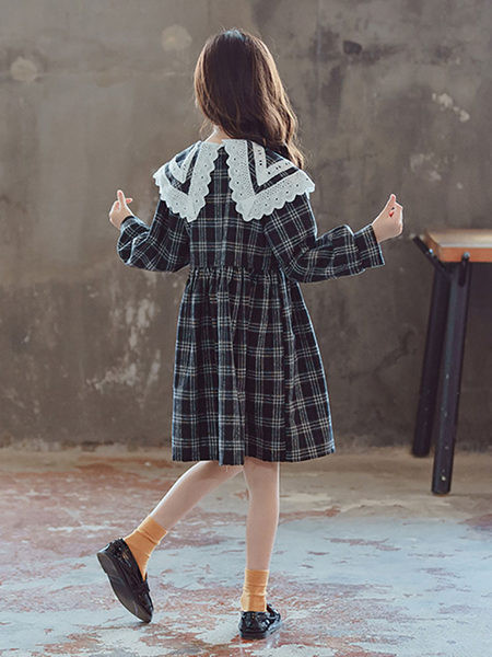 Kockás gyerekruha csipkével a gallérján