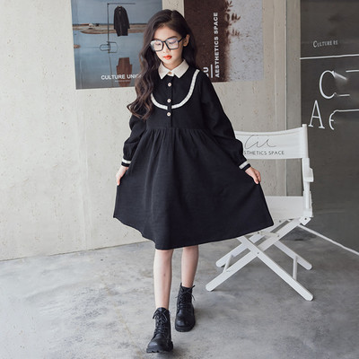 Stílusos ruha klasszikus gallérral és gombos rögzítéssel