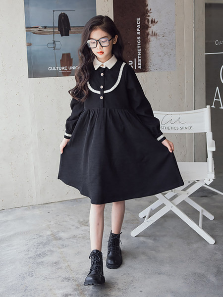 Stílusos ruha klasszikus gallérral és gombos rögzítéssel