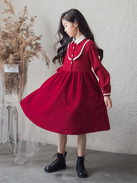 Stílusos ruha klasszikus gallérral és gombos rögzítéssel