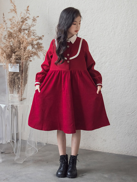 Stílusos ruha klasszikus gallérral és gombos rögzítéssel