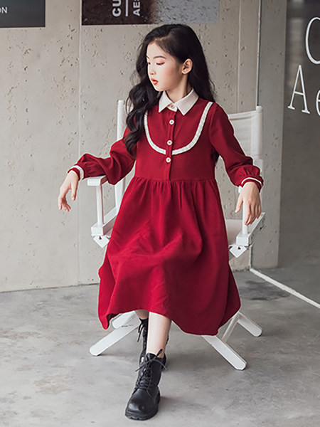 Stílusos ruha klasszikus gallérral és gombos rögzítéssel