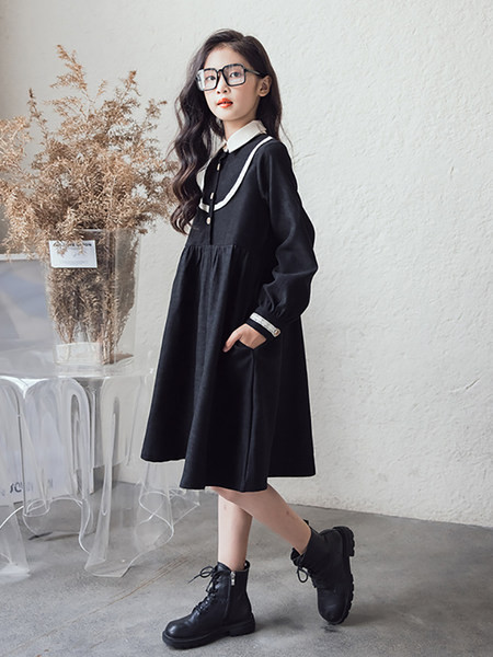 Stílusos ruha klasszikus gallérral és gombos rögzítéssel