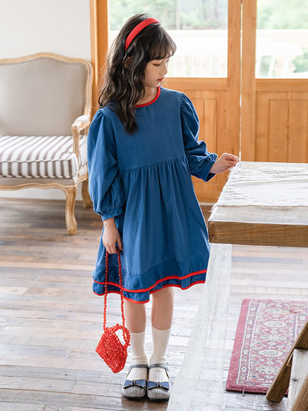 Rochie casual cu decolteu oval si maneci lungi