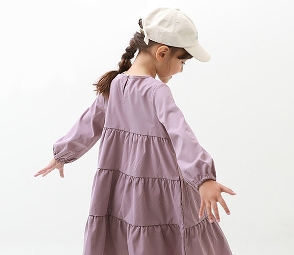 Egyszínű, hosszú ujjú, széles mintás ruha lányoknak