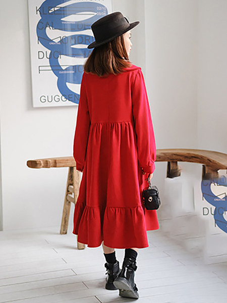 Madinga suknelė mergaitėms su ovalia iškirpte ir kaspinu