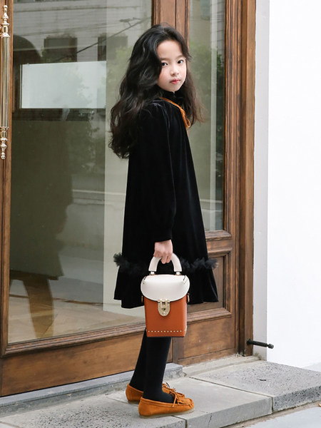 Új modell téli ruha lányoknak hosszú ujjal és nyakkendővel