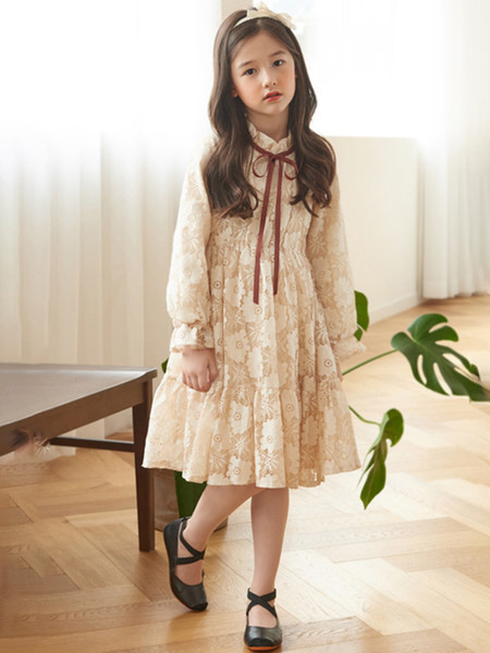 Divatos csipkeruha hosszú ujjal és szalaggal