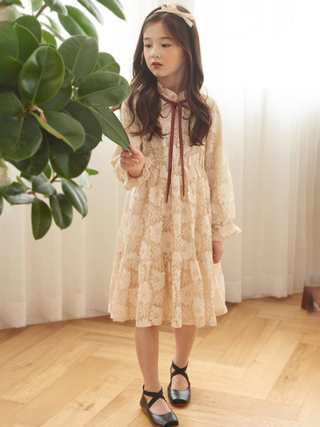 Divatos csipkeruha hosszú ujjal és szalaggal