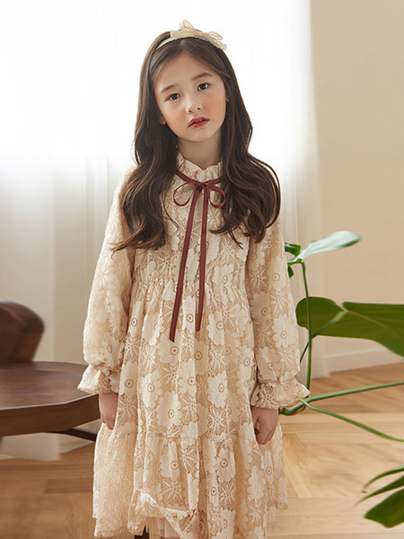 Divatos csipkeruha hosszú ujjal és szalaggal