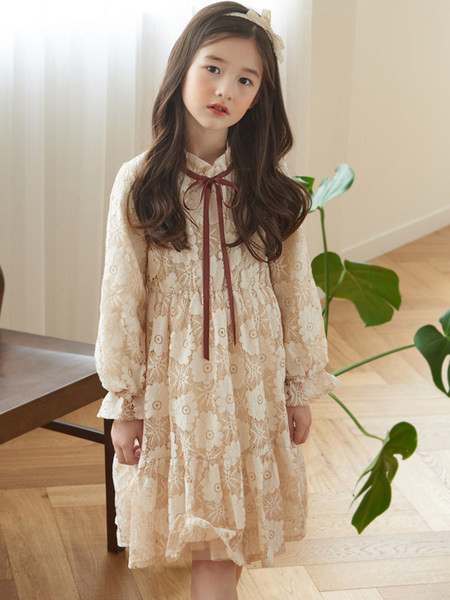 Divatos csipkeruha hosszú ujjal és szalaggal