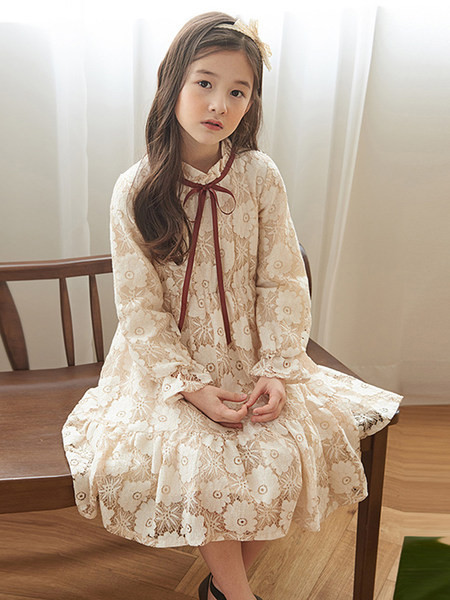 Divatos csipkeruha hosszú ujjal és szalaggal