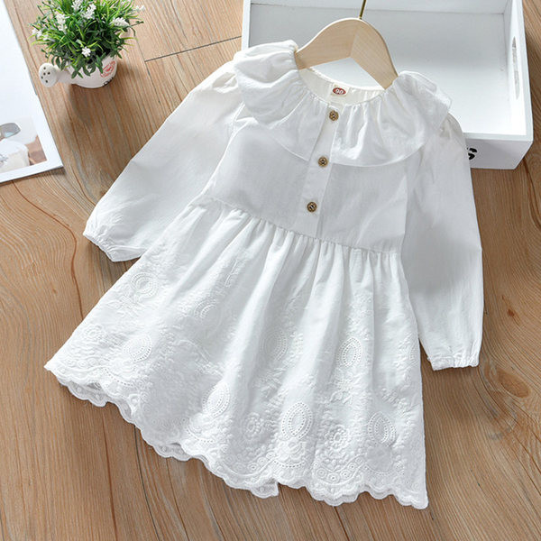 Tavaszi ruha lányoknak hímzéssel és gombokkal