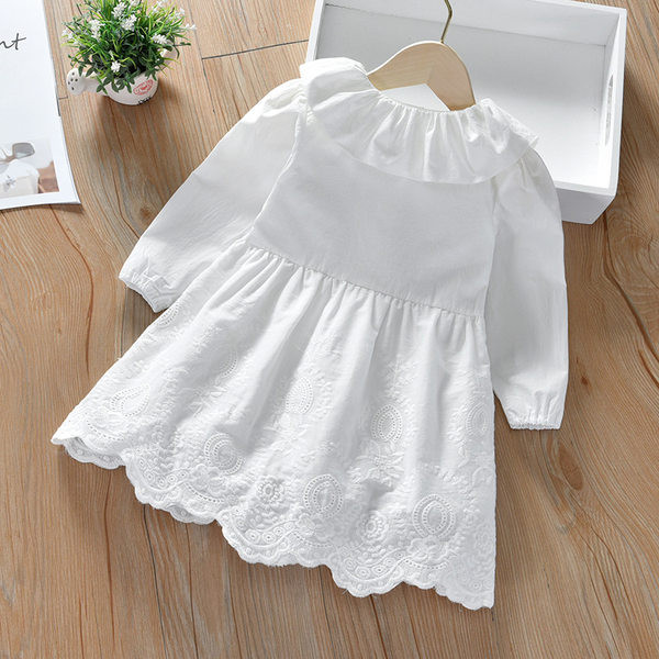 Tavaszi ruha lányoknak hímzéssel és gombokkal