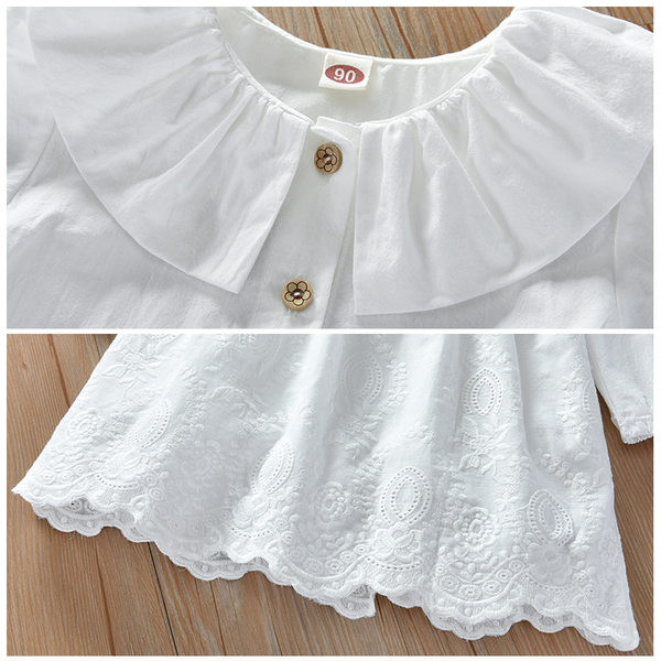 Tavaszi ruha lányoknak hímzéssel és gombokkal