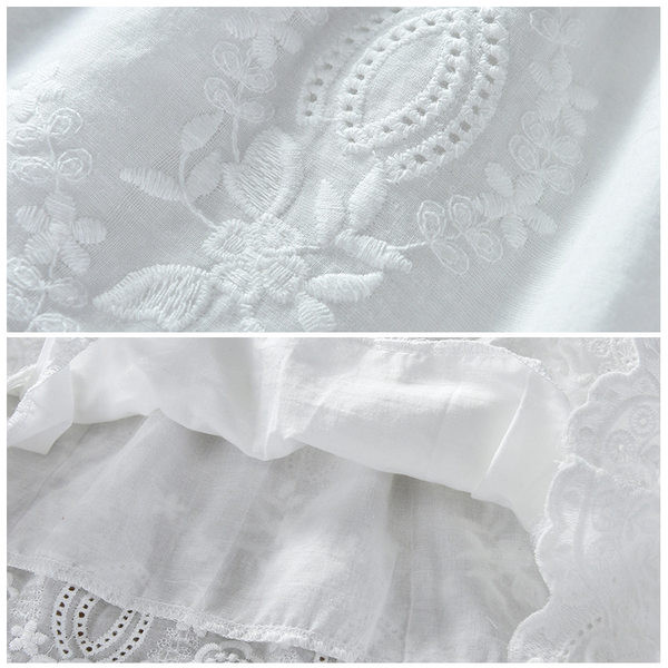 Tavaszi ruha lányoknak hímzéssel és gombokkal