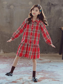 Tavaszi-őszi kockás ruha klasszikus gallérral és gombokkal