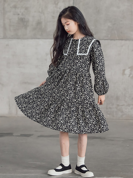 Hosszú ujjú, virágmintás alkalmi ruha lányoknak