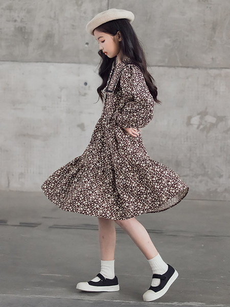 Hosszú ujjú, virágmintás alkalmi ruha lányoknak