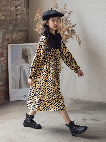 Rochie model nou pentru fete cu maneca lunga si motive florale