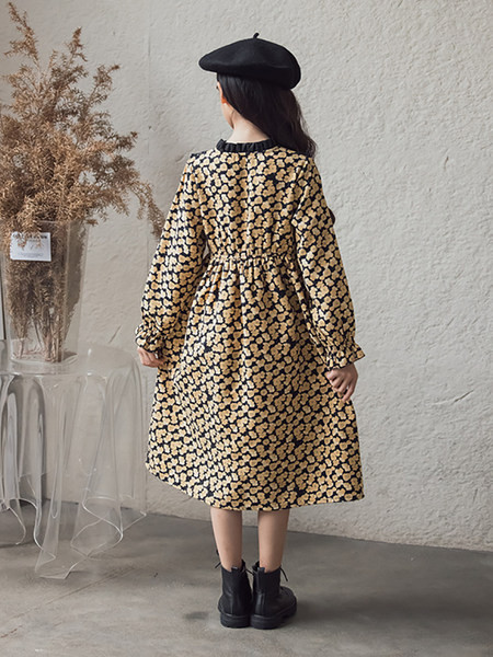 Rochie model nou pentru fete cu maneca lunga si motive florale