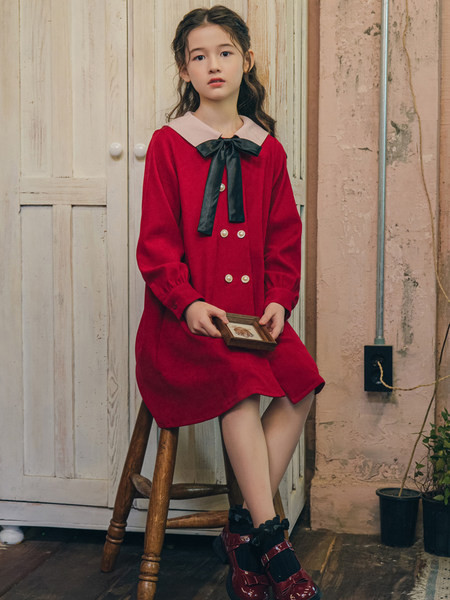 Rochie formala cu decolteu oval, nasturi si panglica