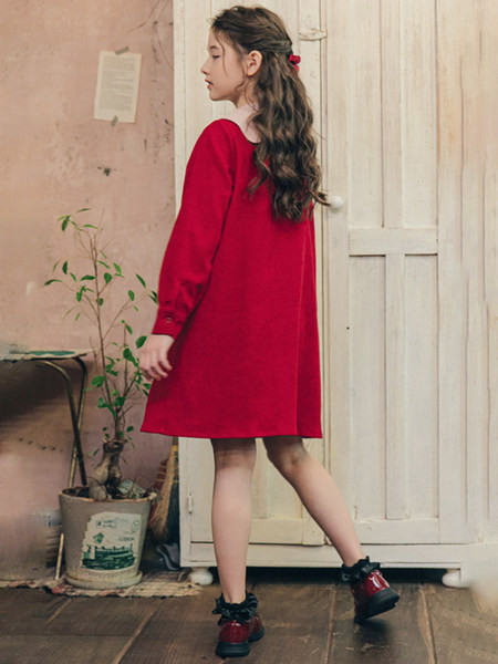 Rochie formala cu decolteu oval, nasturi si panglica