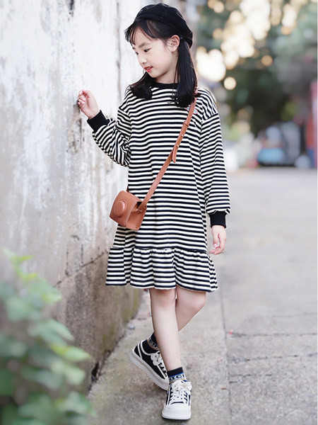 Laisvalaikio suknelė mergaitėms su logotipu ir ilgomis rankovėmis