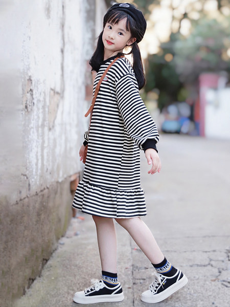 Laisvalaikio suknelė mergaitėms su logotipu ir ilgomis rankovėmis