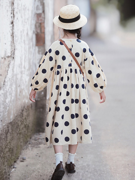 Široki model dječje proljetne haljine na gumbe