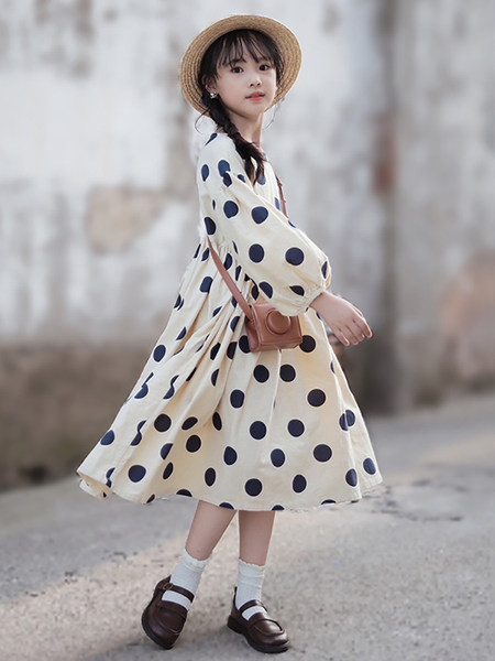 Široki model dječje proljetne haljine na gumbe